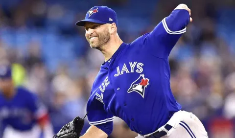 J.A. Happ firma con los Yanquis