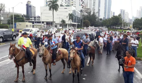 Productores se toman la capital  en contra de   las importaciones