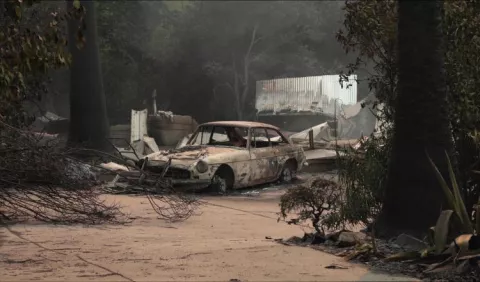 Incendios en California dejan  tres muertos y  causan destrozos 
