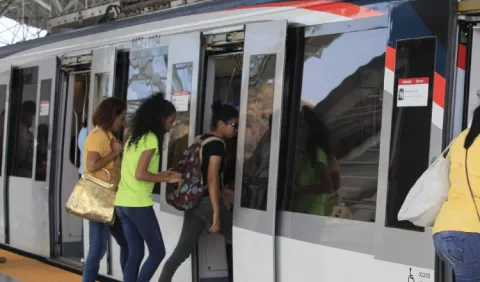 Usuarios sufren por falla del metro