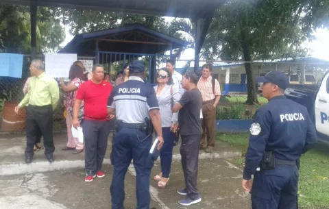 Cumplen 48 horas de paro en colegio de Alanje, no quieren al director 
