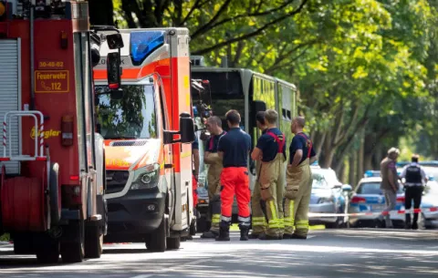 Policía alemana confirma 8 heridos en el ataque con objeto punzante en autobús