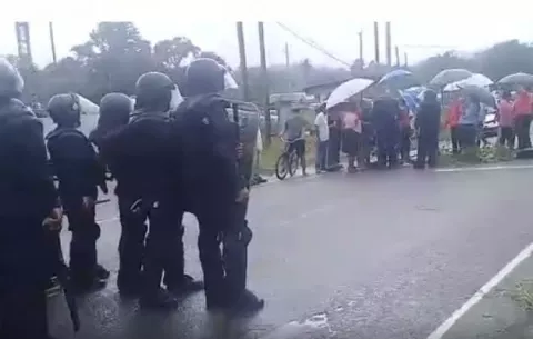 Situación tensa entre residentes y antimotines por cierre en Almirante