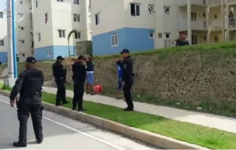 Sacan a ocupantes de 2 apartamentos en Altos de Los Lagos tras violencia