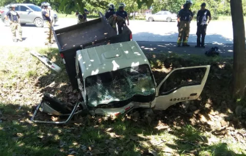 Padre e hijos colisionan y se estrellan con un árbol en Coclé