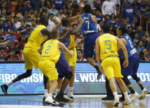 13 jugadores y dos entrenadores de básquetbol, suspendidos y multados tras una batalla campal