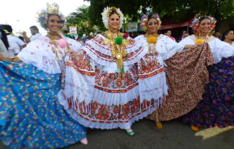 Tableños le rinden tributo a Santa Librada y a la pollera