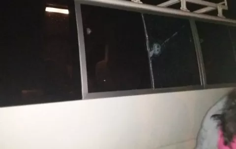 Roban y golpean a pasajeros de autobús en Loma Campana