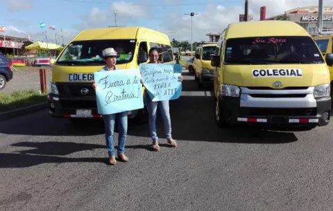 Choferes de colegiales protestan en la autopista Arraiján- La Chorrera