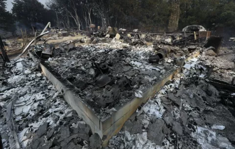 California sigue luchando contra fuegos que han arrasado 113,300 hectáreas