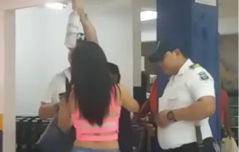 "Canchera" le da puños y patadas a seguridad de supermercado en Chiriquí 