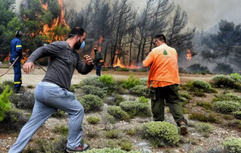 Número de muertos por los graves incendios en Grecia se elevan a 86