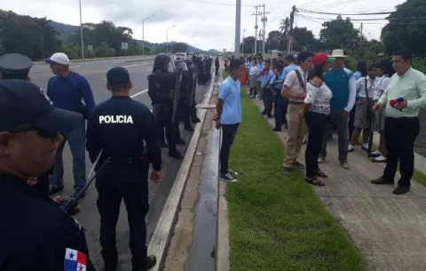Detienen a docente y padres de familia del colegio Victoriano Lorenzo