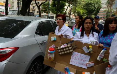 Venezolanos protestan en Caracas por falta de agua y transporte público
