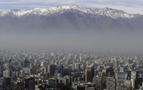 Capital chilena hace frente a contaminación más fuerte de los últimos años