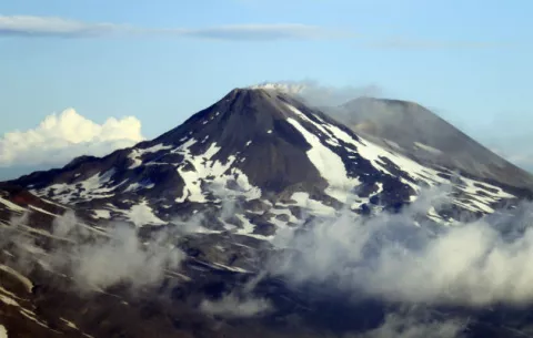 Emiten alarma debido a actividad en dos volcanes de Sur América