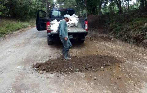 Productores de Cañas Gordas  hartos de esperar al MOP reparan los caminos