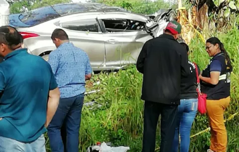 Colisión frontal con un árbol deja una víctima fatal y un herido en David