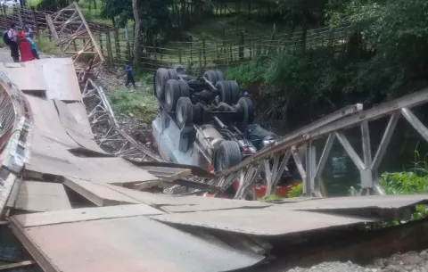 Comunidades de Gualaga siguen incomunicadas por colapso del puente