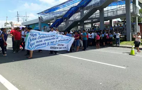 Estudiantes y docentes del colegio de San Félix salen a las calles