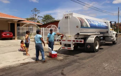 Camiones cisternas en Colón se declaran en paro por falta de pago