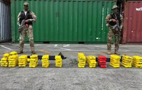 Encuentran más de 70 paquetes de cocaína en buque que llegó a puerto colonense 