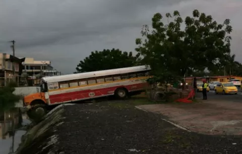 Bus urbano se va a una cuneta en Colón y el conductor queda herido 