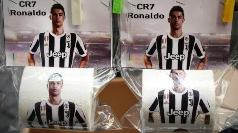 Venden rollos de papel higiénico con la imagen de CR7
