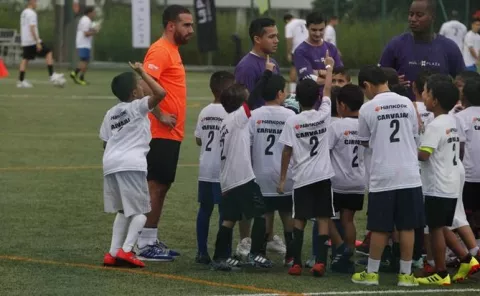 Dani Carvajal del Real Madrid comparte con niños panameños