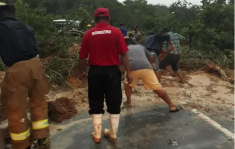 Limpian vía tras deslizamiento de tierra en San Juan de Dios en Antón