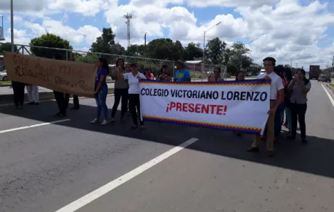 Docentes del colegio Victoriano Lorenzo cierran la vía Interamericana