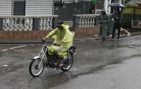 Más de 8,000 dominicanos, desplazados por las lluvias causadas por Beryl