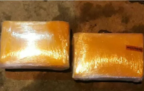 Dos detenidos por auto con paquetes de droga en Santiago 