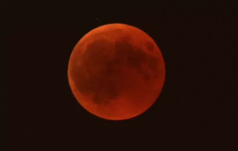 "Luna de sangre" cautiva gran parte del mundo en eclipse de cuatro horas 
