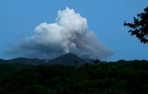 Alta actividad del volcán Reventador con emisiones de gases y ceniza