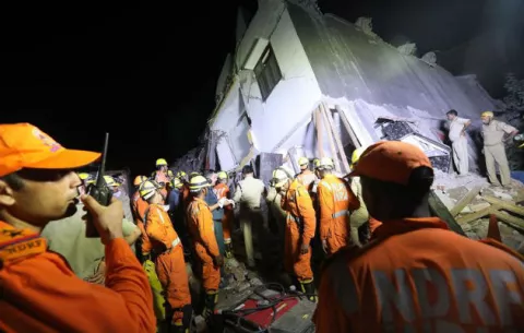 ¡Tragedia! Cinco muertos por el derrumbe de dos edificios en la India