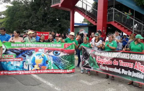 Docentes en las calles de Chiriquí por alza de la tarifa eléctrica 