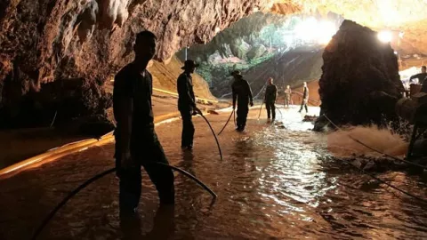 Rescatan con éxito a niños atrapados en una cueva en Tailandia
