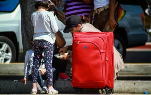 Gobierno de EE.UU. reunifica a 52 niños salvadoreños de los 145 separados de sus familias