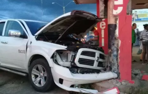 ¡Embriaguez! Conductor choca contra columnas de minisúper en Veraguas