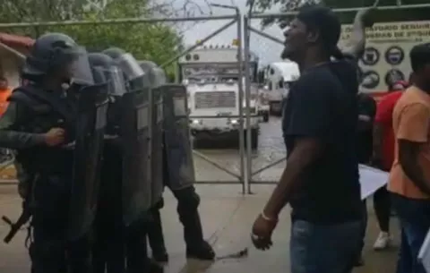 Colonenses solicitan plazas de empleo en la entrada de puerto