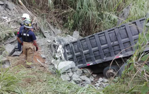 Muere al impactar contra un barranco en la autopista Arraiján-La Chorrera