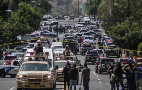 Mata a su esposa, tomó a su hija como rehén e hirió dos policías en frontera mexicana