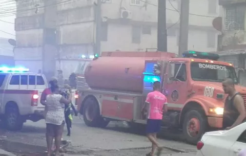¡Peligro! Familias son evacuadas por fuego en apartamento de Colón 