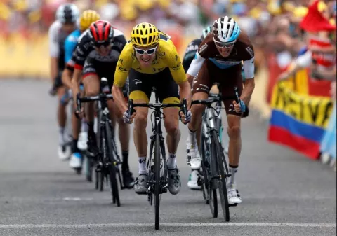 Esloveno Primoz Roglic se exhibe en el descenso del Aubisque y Thomas, a un paso del Tour