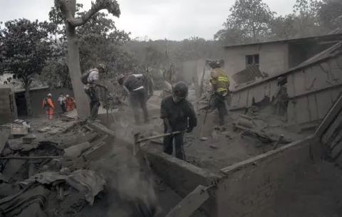 Denuncian que el Gobierno de Guatemala tira muertos del volcán "como basura"