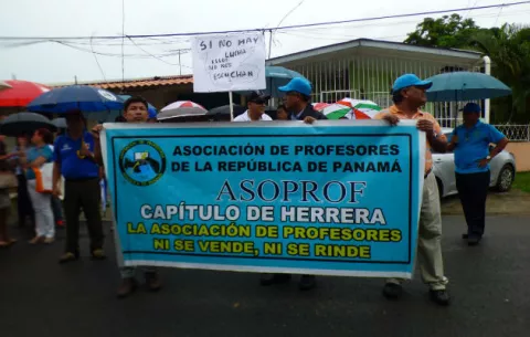 Docentes herreranos mantienen la medida de paralización de clases