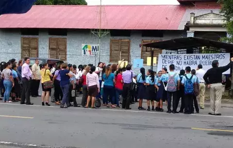 ¡Cansados! Huelga indefinida en Centro Educativo de San Félix 