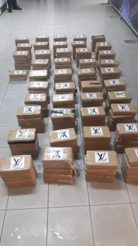 Descubren vehículo abandonado con 217 kilos de cocaína en Colón 
