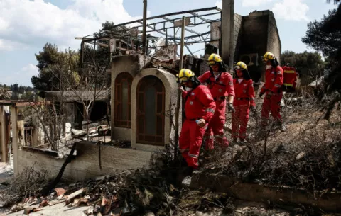 Se eleva a 91 la cifra de muertos por devastadores incendios en Grecia